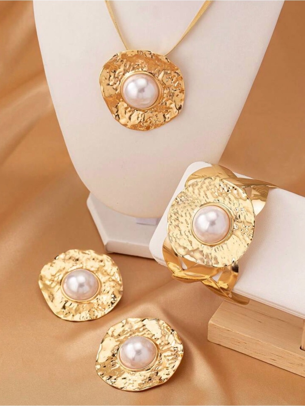 Gold Pearl Center Hammered Disc Jewelry Set - Women